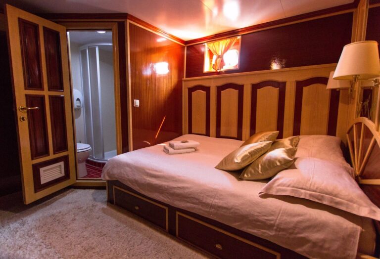 Guest cabin