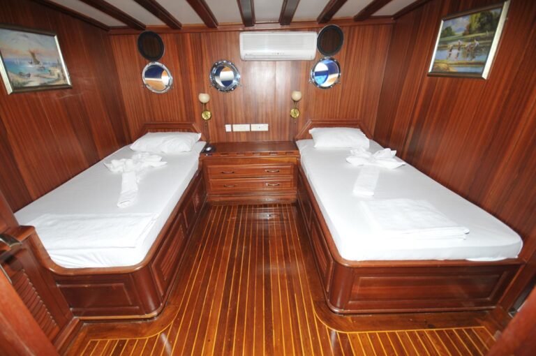 Charter yacht PRENSES LILA