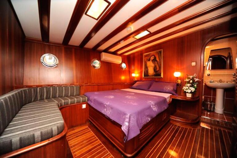Charter yacht PRENSES LILA