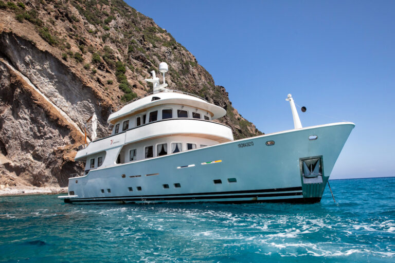 Profile Of Yacht TANANAI BY POPOTINE