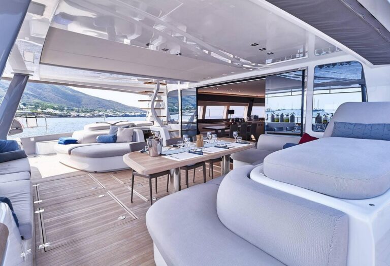 Aft deck with alfresco dining