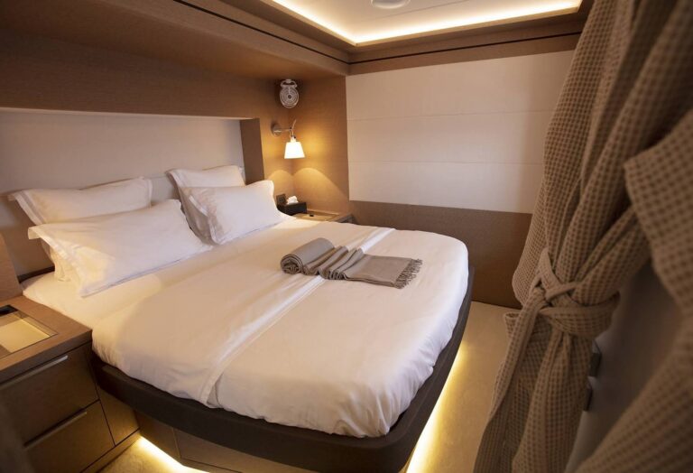Guest double cabin amidships
