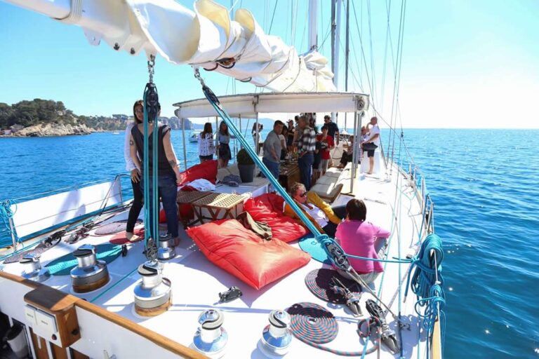 Sailing On DAME DES TROPIQUES