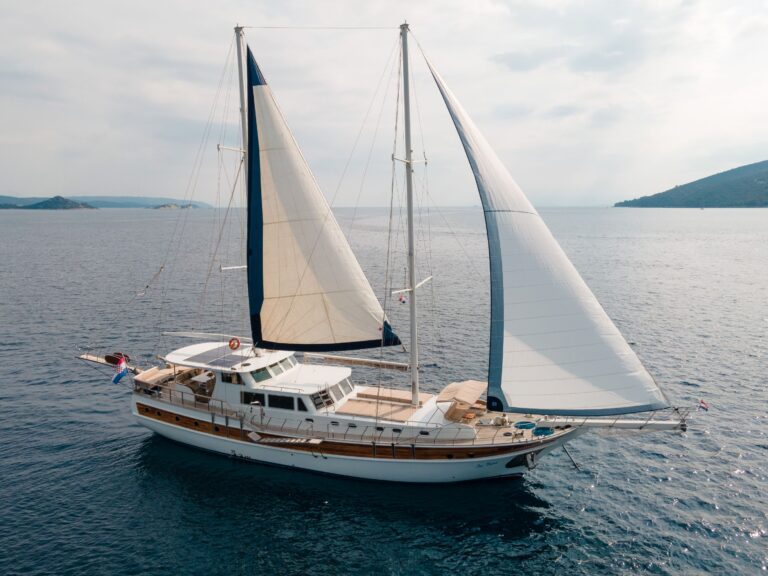Sailing Yacht Sea Breeze