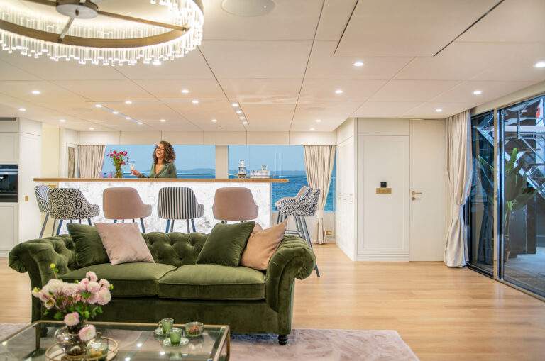 Saloon - Lifestyle