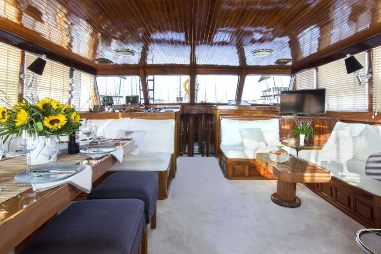 Saloon Seating And Dining