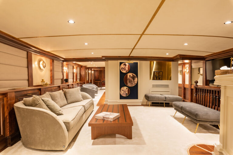 Saloon Seating With TV