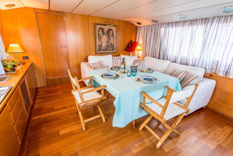 Saloon With Dining Set Up