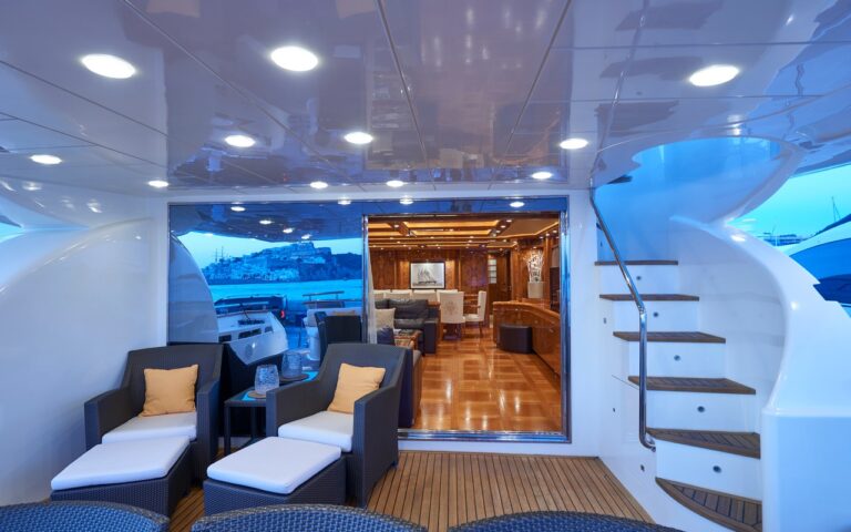 Saloon With Seating Area