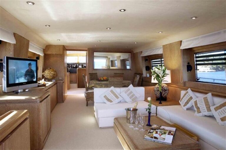 Spacious Salon Mizar Of London Sistership