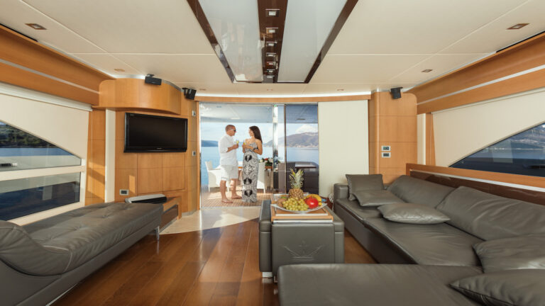 Spacious Saloon