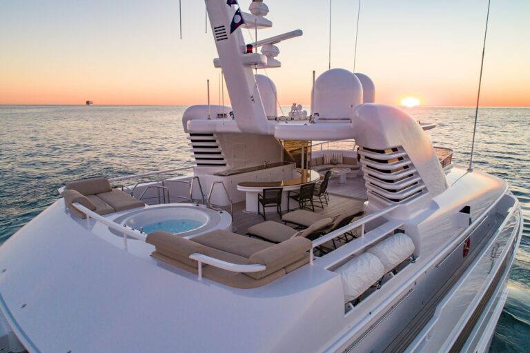 Sun Deck Deck Jacuzzi