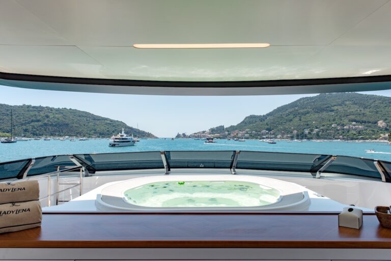 Sun Deck - Jacuzzi