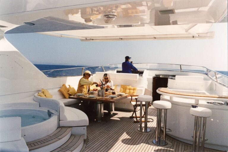 Sundeck With Jacuzzi And Bar