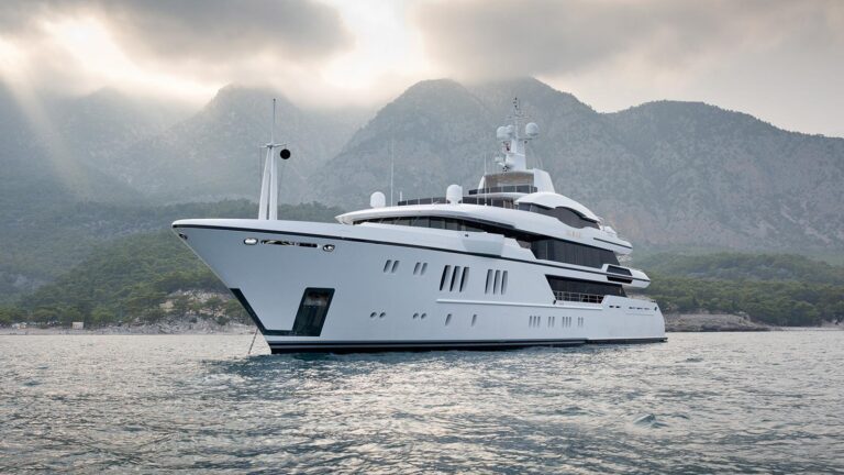 Superyacht IRIMARI