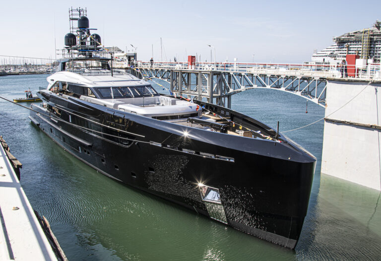Superyacht OLOKUN