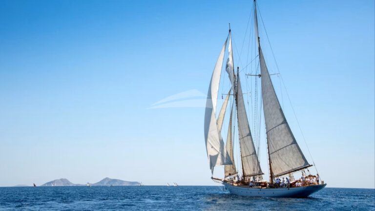 Superyacht PURITAN