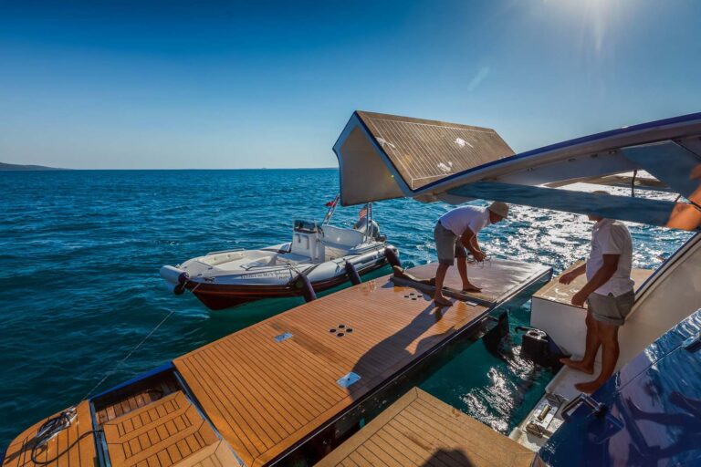 Swim Platform : Tender Launch