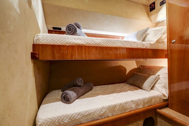 Twin Cabin With Lower And Upper Bed