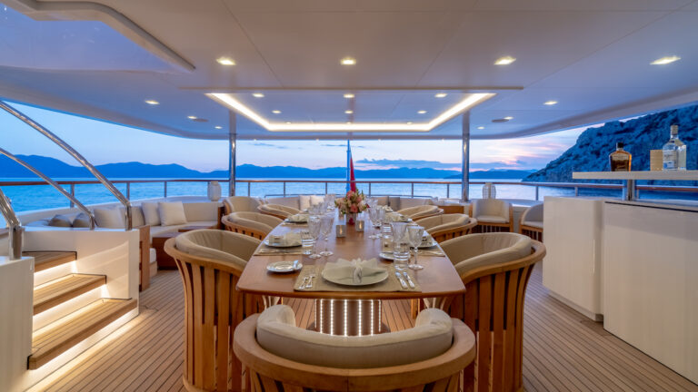 Upper Deck - Alfresco Dining