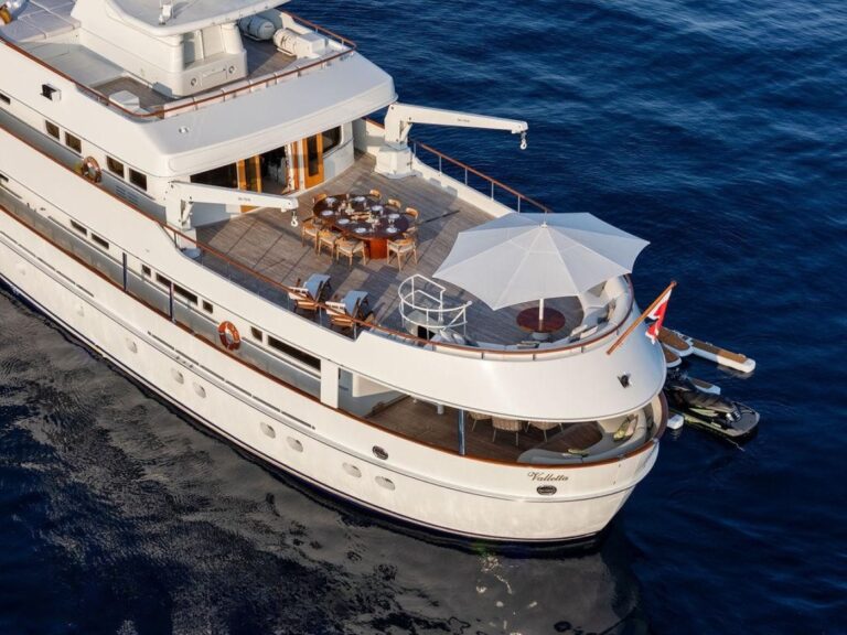 Upper Deck With Flybridge