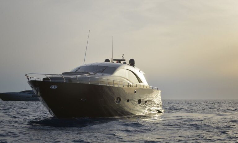 Yacht Black Magic