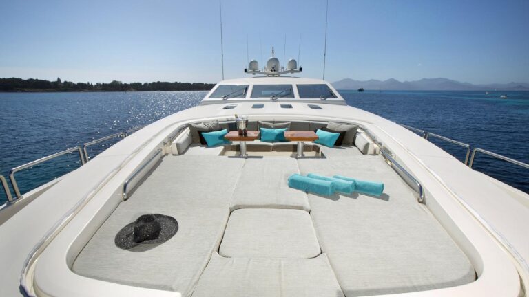 Yacht EOL B Foredeck