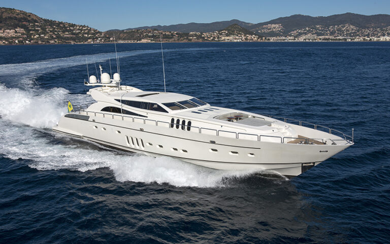 Yacht EOL B Underway
