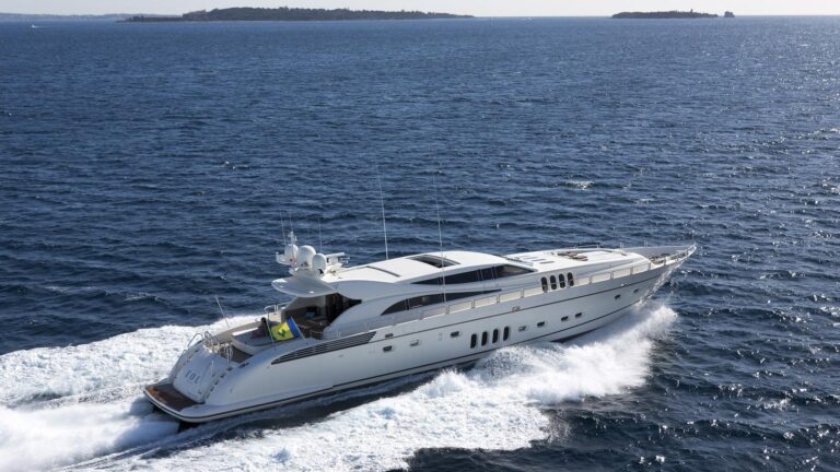Yacht EOL B Underway
