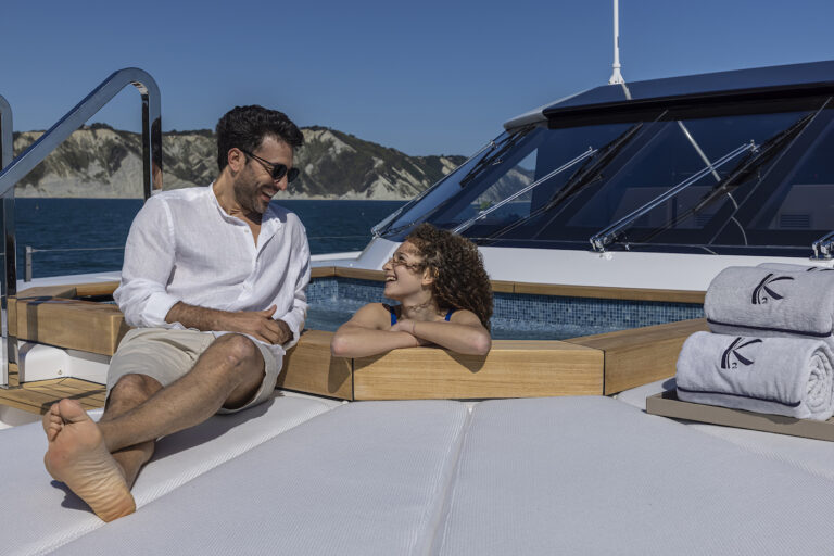 Yacht Jacuzzi - Lifestyle