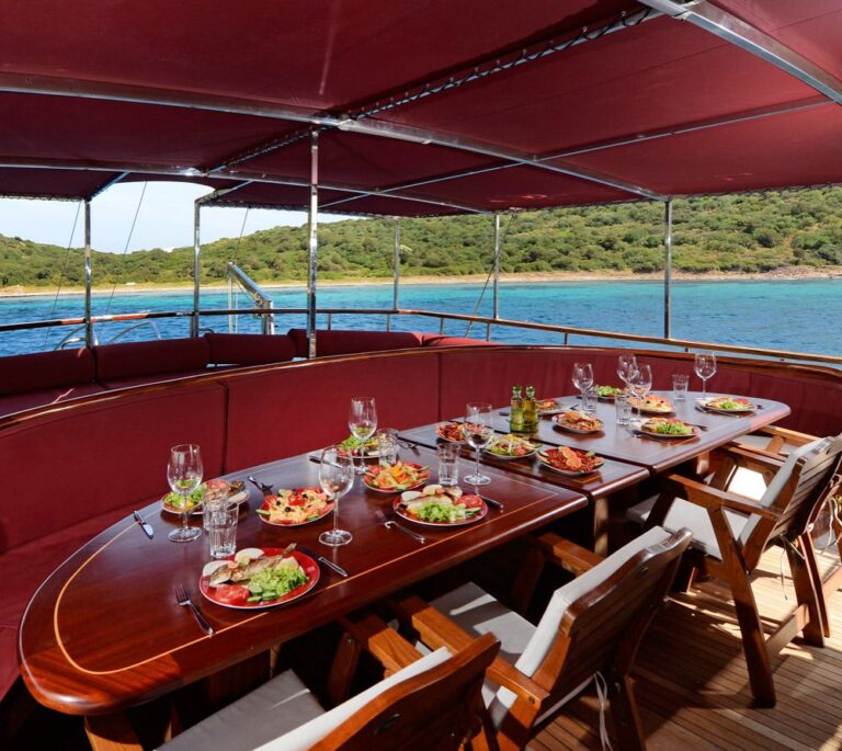 Yacht LA FINALE Aft