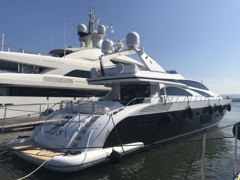 Yacht LIS