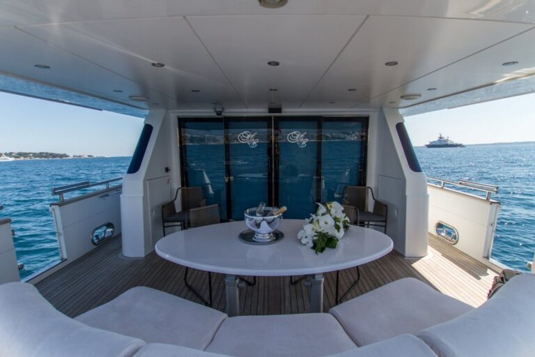 Yacht Miss Candy Dining Table