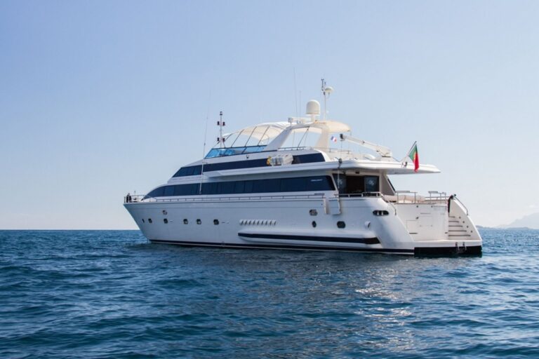 Yacht Miss Candy Exterior