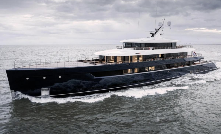 Superyacht LES CINQ