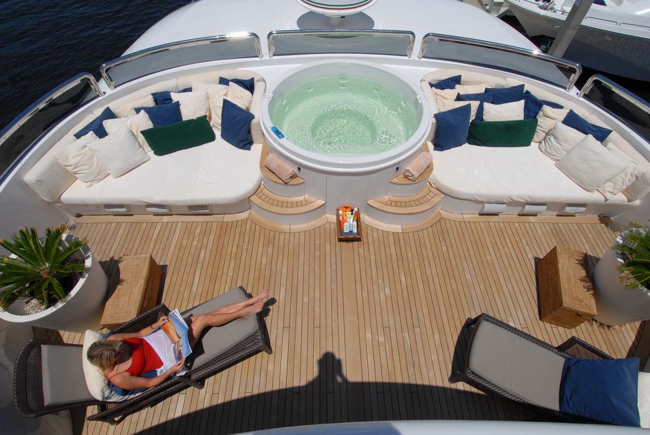 Yacht-AZTECA-II-Sundeck-Spa-Pool.jpg