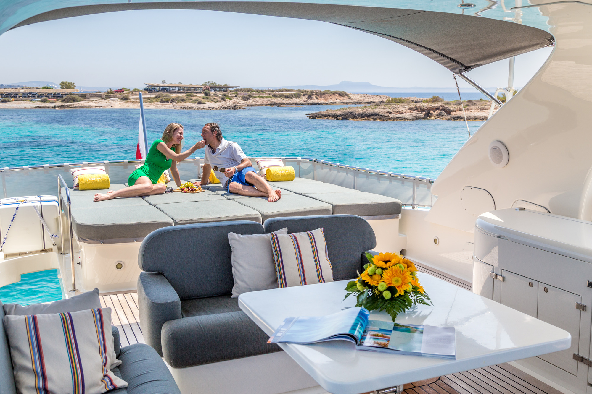 Motor-yacht-CENTO-Sundeck-sunpads-and-alfresco-dining-area.jpg