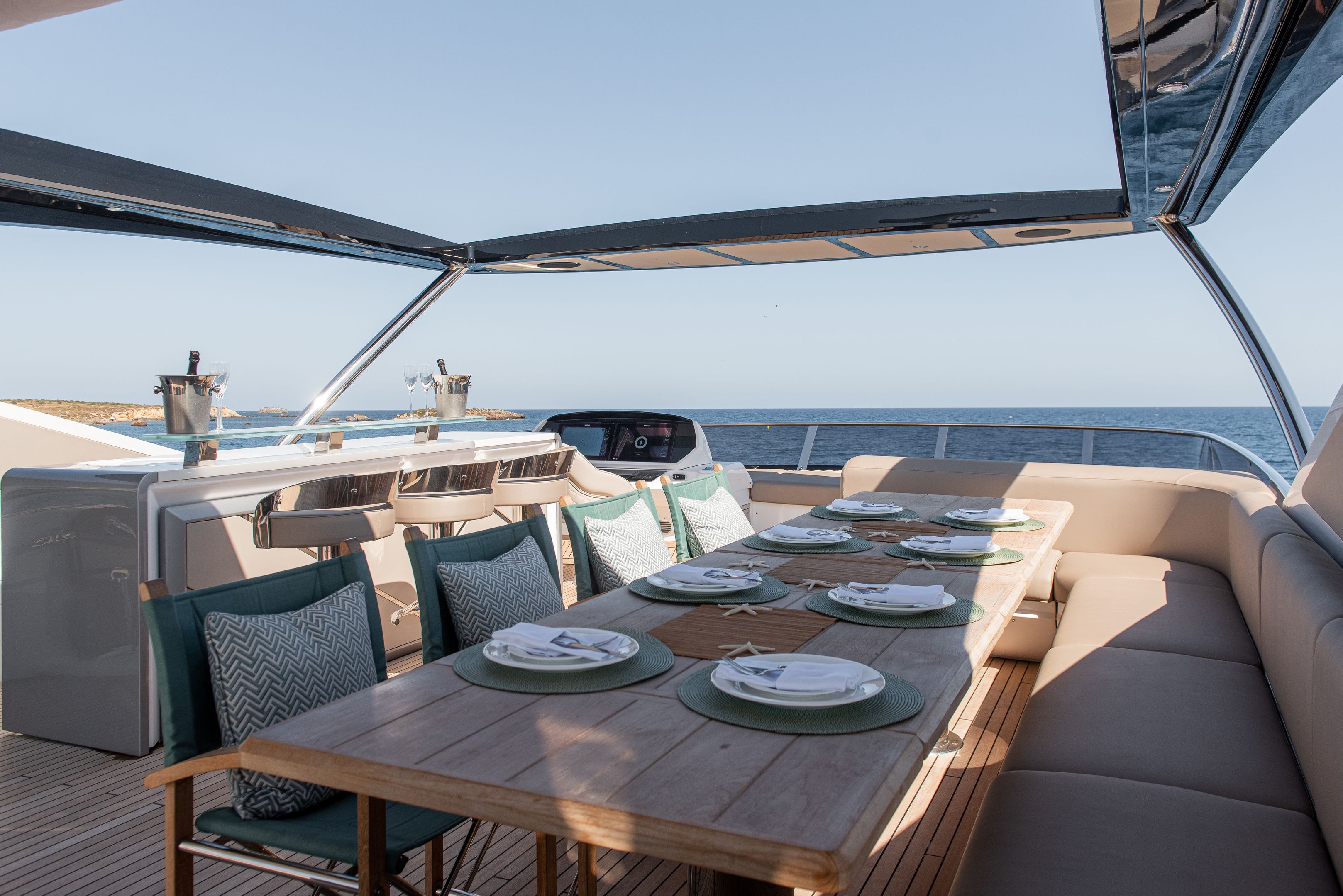  Flybridge dining and bar.jpg