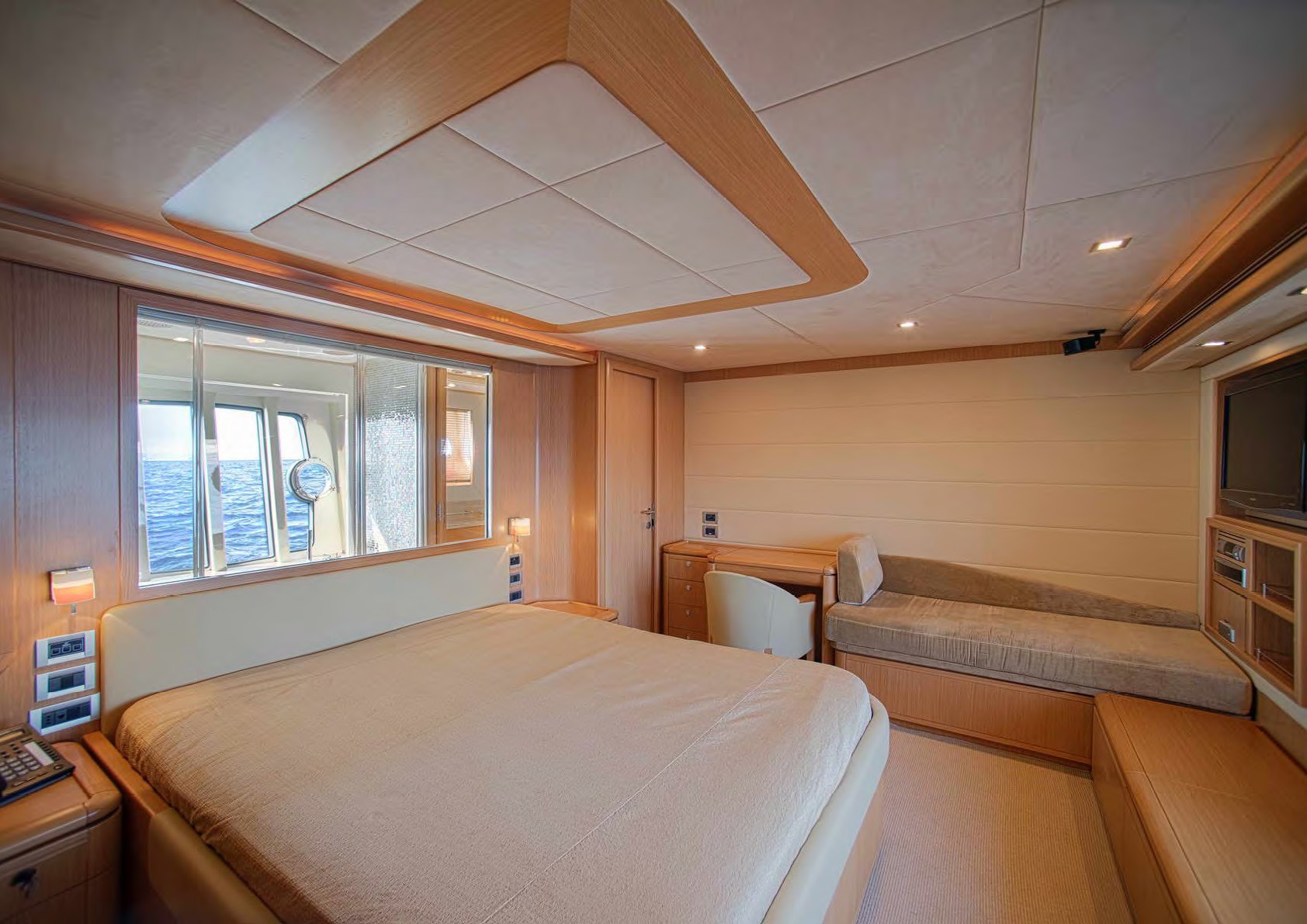 [25m-Yacht-JULIE-M]-10194-110.jpg