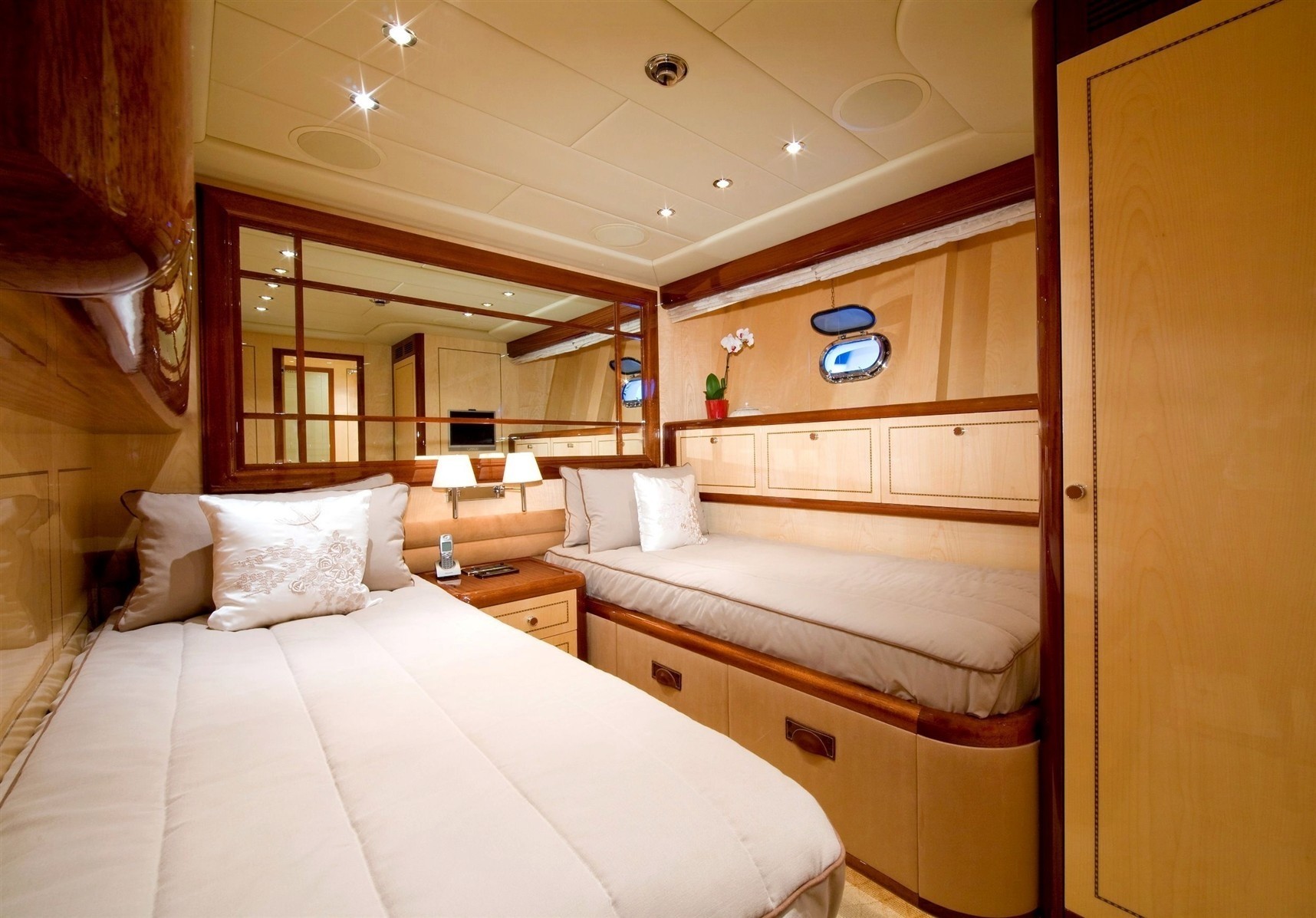 [32m-Yacht-HELLS-BELLS]-1184-15.jpg
