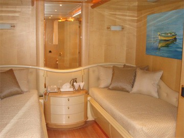 [40m-Yacht-BLUE-BREEZE]-1189-91.jpg