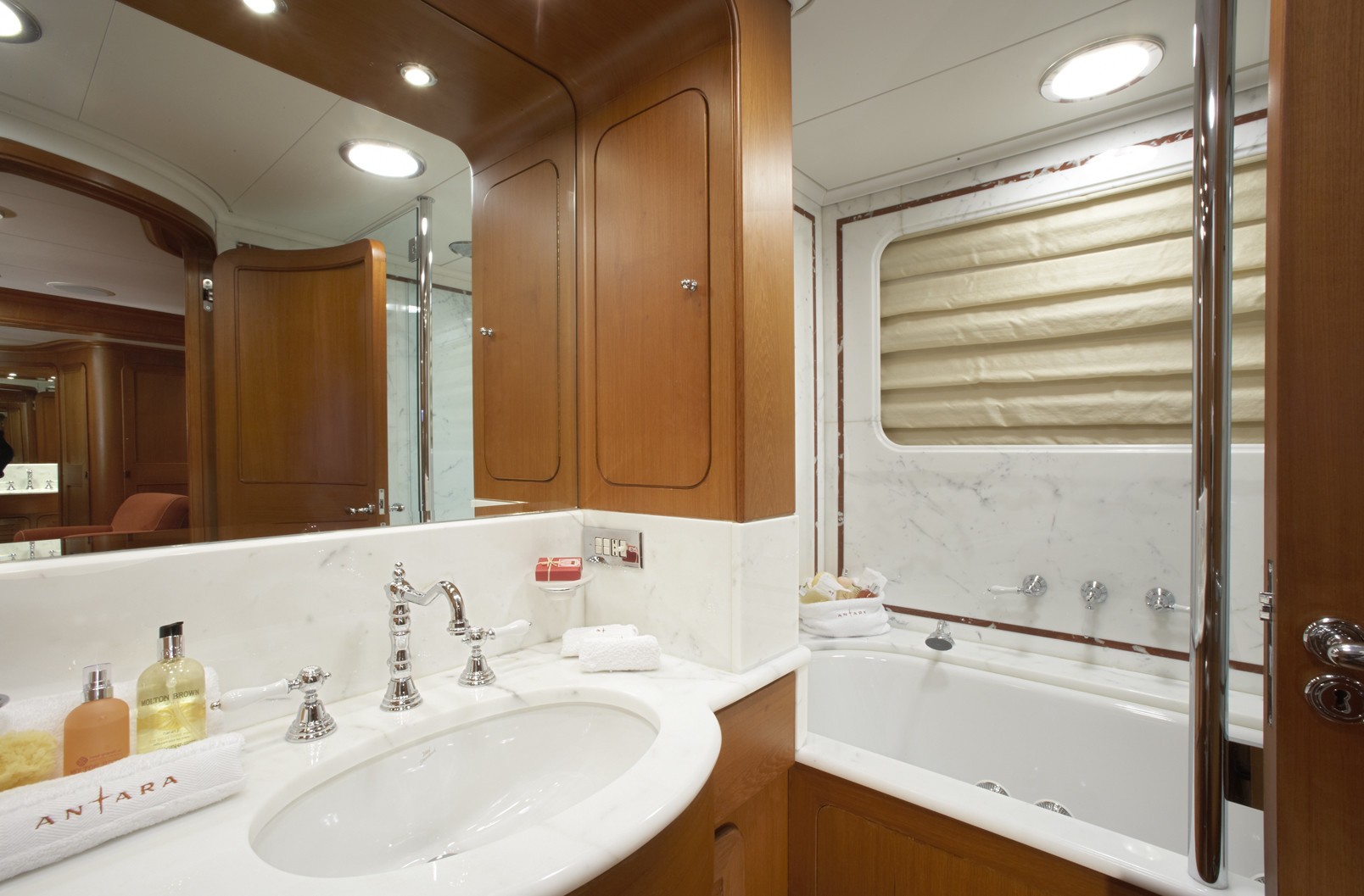 [46m-Yacht-ANTARA]-1338-146.jpg