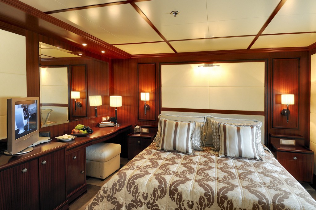 [89m-Yacht-LAUREN-L]-1040-160.jpg