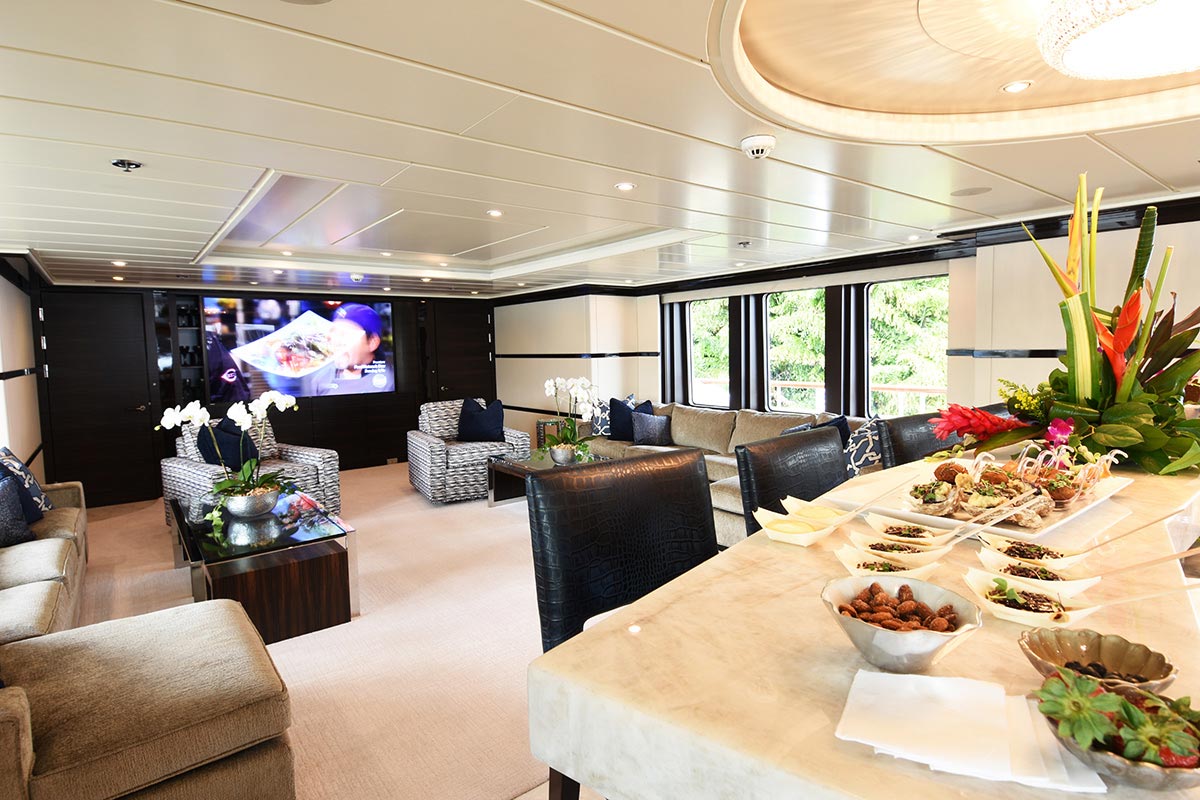 [LUXURY-YACHT-LADY-IN-BLUE]-1016-1.jpg