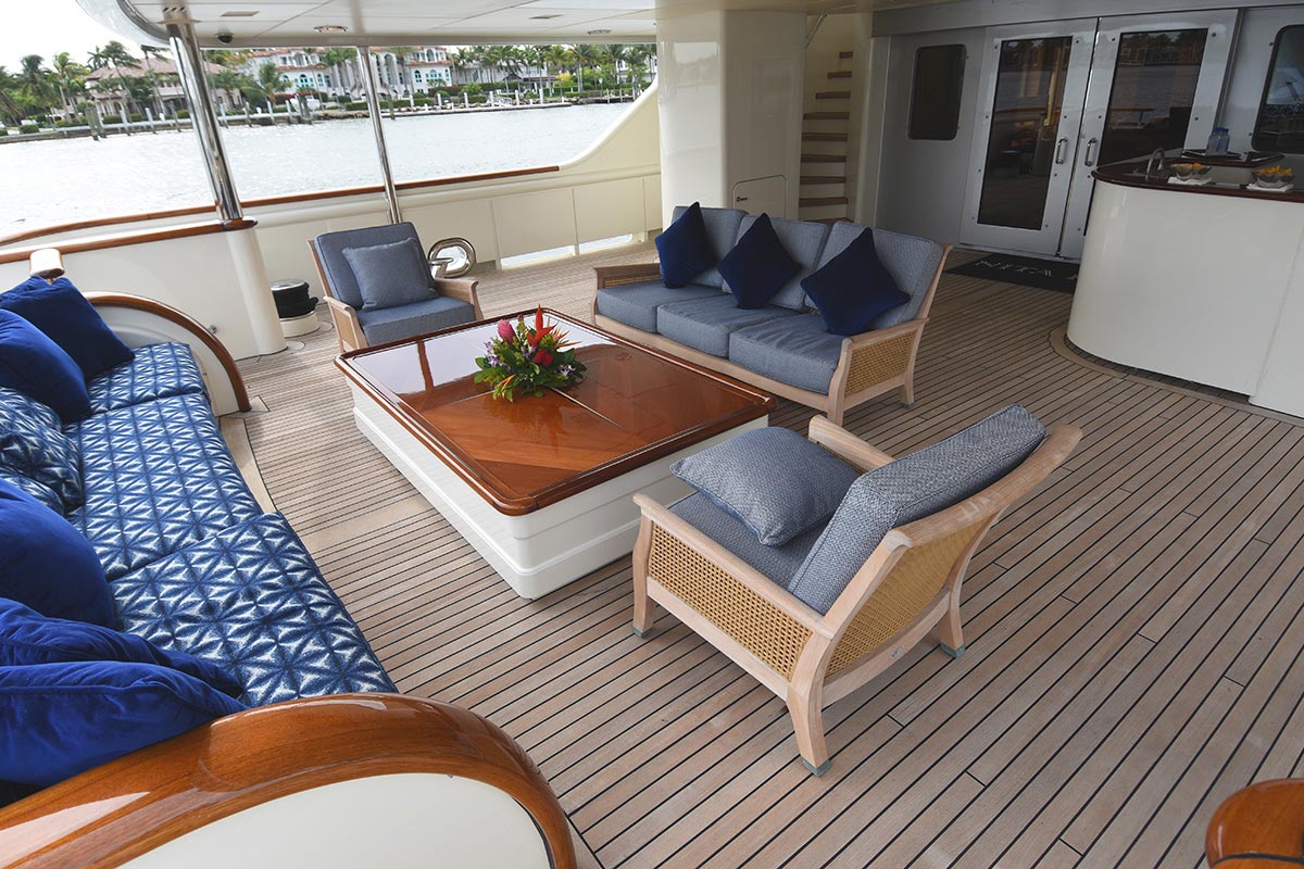 [LUXURY-YACHT-LADY-IN-BLUE]-1016-23.jpg