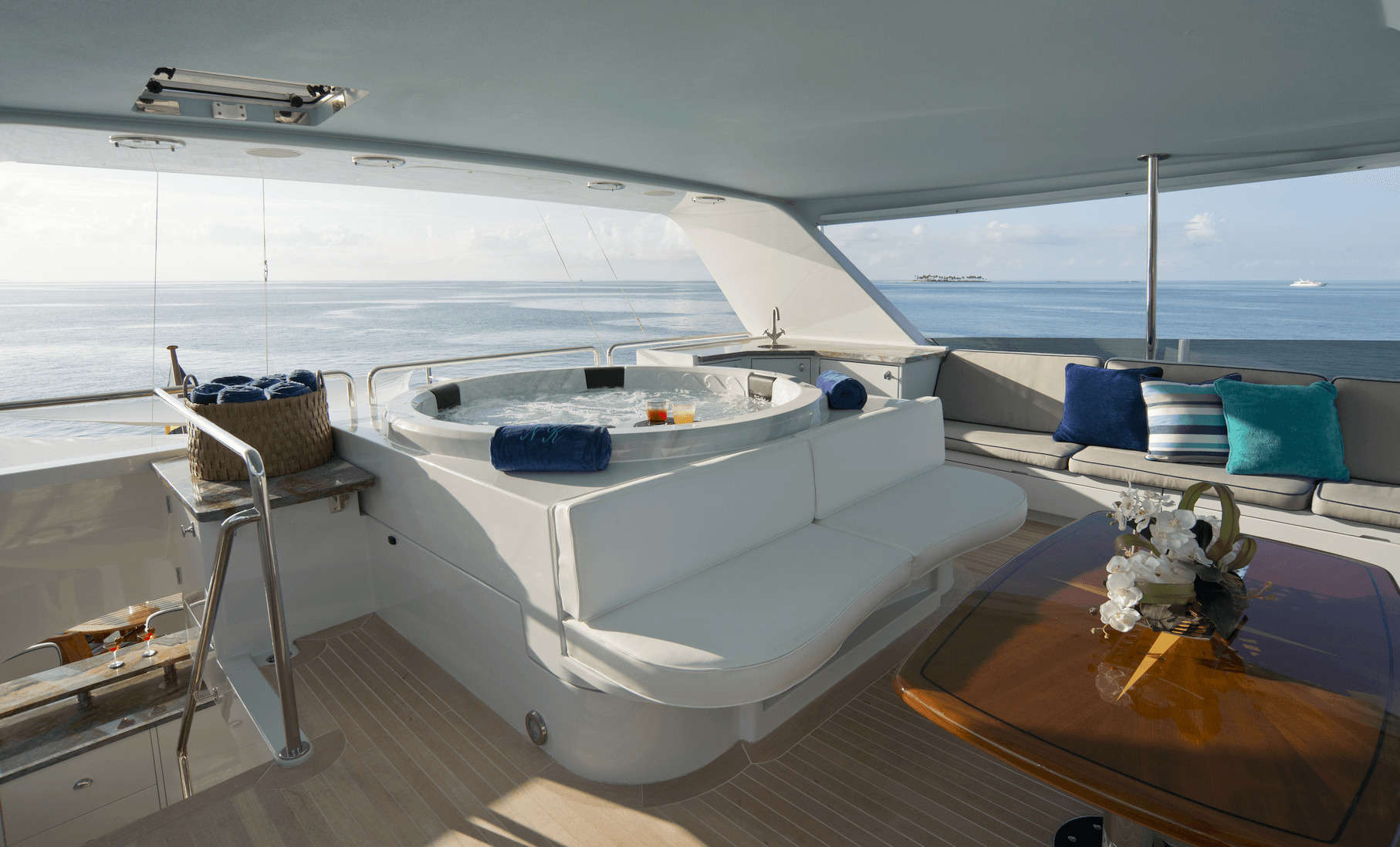 [LUXURY-YACHT-LADY-IN-BLUE]-1016-27.jpg
