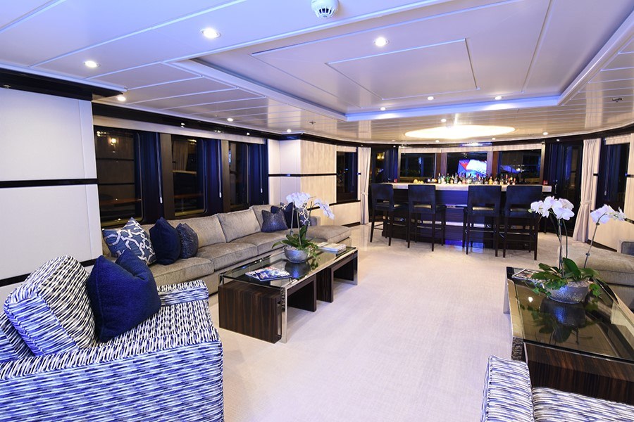 [LUXURY-YACHT-LADY-IN-BLUE]-1016-30.jpg