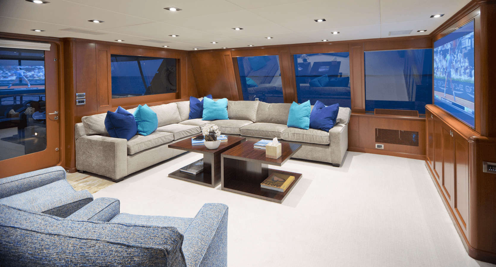 [LUXURY-YACHT-LADY-IN-BLUE]-1016-35.jpg