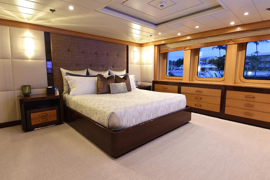 [LUXURY-YACHT-LADY-IN-BLUE]-1016-42.jpg