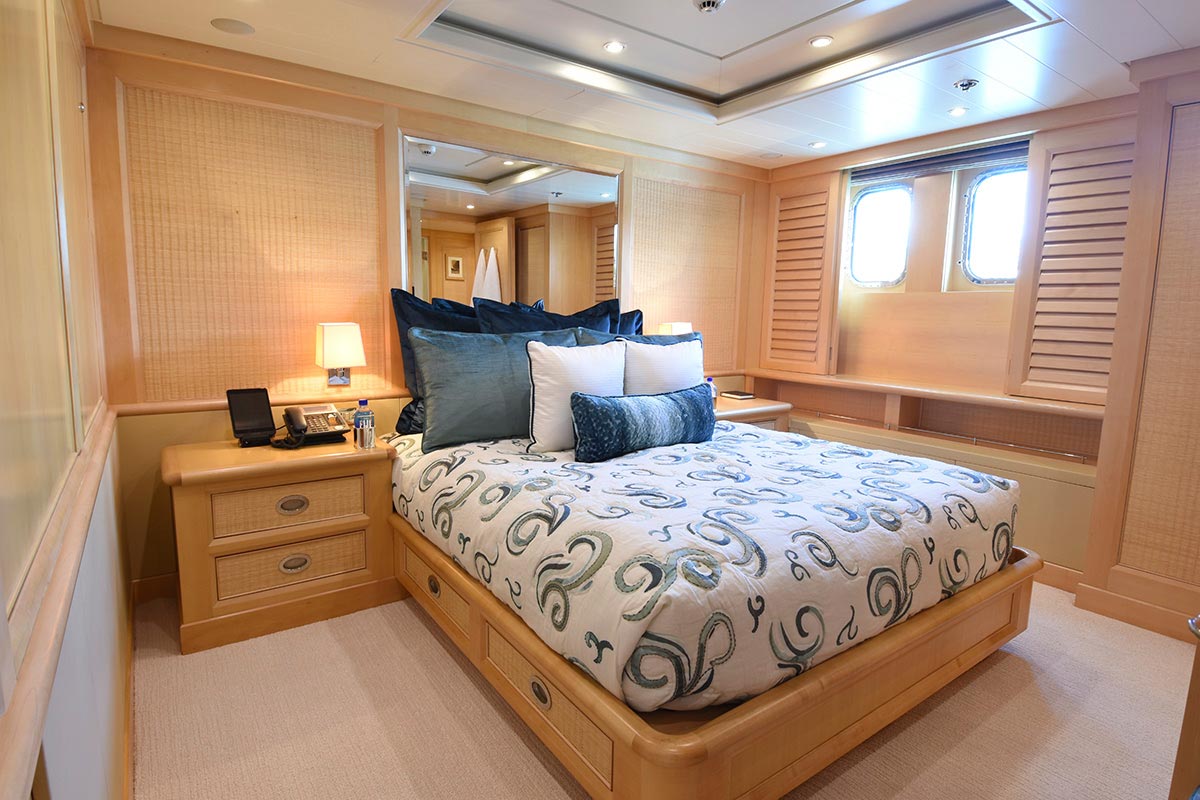 [LUXURY-YACHT-LADY-IN-BLUE]-1016-44.jpg